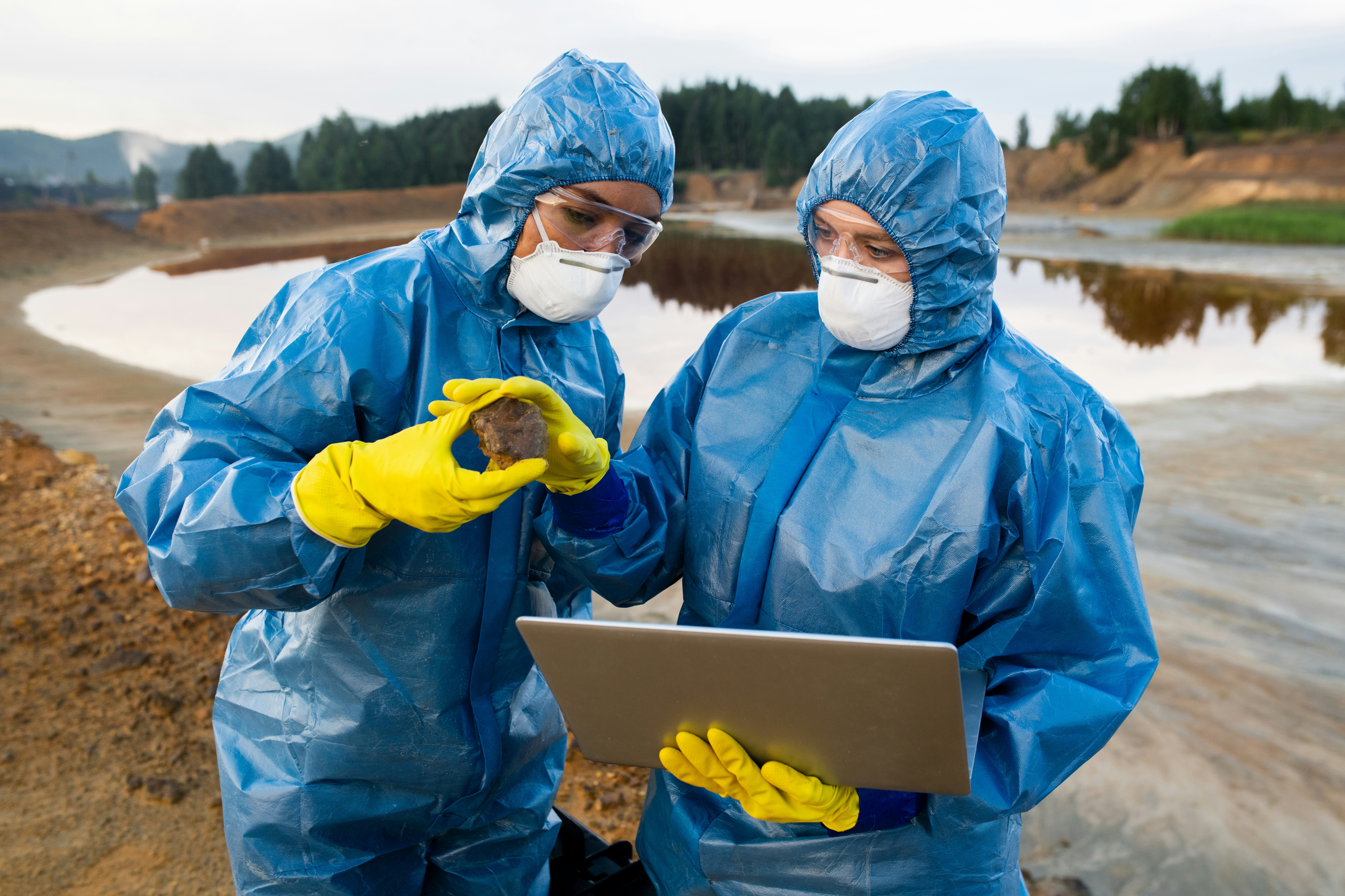 Científicos de CIBRUC en trajes de protección realizando estudios de suelo contaminado para evaluar impactos ambientales
